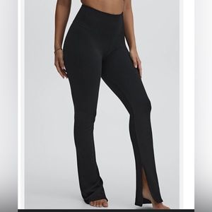 HIGH-WAISTED SEAMLESS RIB SPLIT HEM PANT